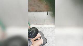 Quay lén gái 18 đi đái
