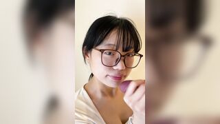 Em sinh viên kính cận dâm đãng bú cu bắn tinh đầy mồm