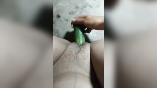 Nhìn quả dưa to khủng 15cm mà bé Đút Vào Lọt Ơ