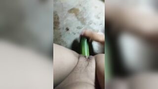 Nhìn quả dưa to khủng 15cm mà bé Đút Vào Lọt Ơ