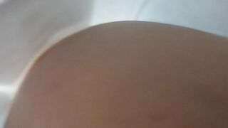 Quay lén váy e gái đọc sách trong siêu thị