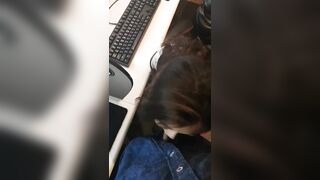 đang làm việc thì em người yêu lên cơn nứng đòi bú cu luôn