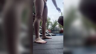 bắt bé sinh viên bú cu luôn ở beerr bơi