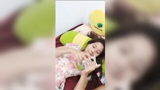 đứa bạn thân sang nhà chơi mà nó không thèm mặc quần lót