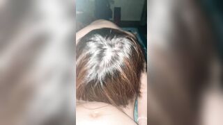 Chồng chị đi làm rồi em yên tâm cởi quần chị bú cho