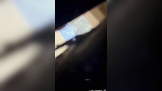 quay lén phòng thay đồ ở bể bơi