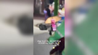 Nay đi đường gặp 1 chú Grab mà thấy chú đang coi cái gì đó lạ quá 😂🤣
