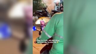 Nay đi đường gặp 1 chú Grab mà thấy chú đang coi cái gì đó lạ quá 😂🤣