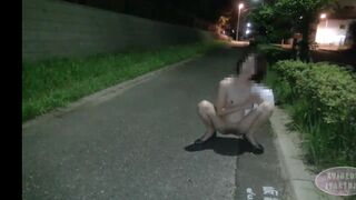 Em gái xinh nửa đêm động dục, Đái bậy thủ dâm quay video suýt bị phát hiện