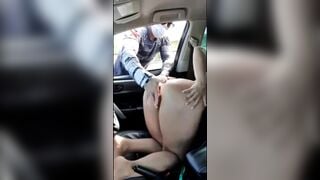 Gái dáng ngon vô tư cho người lạ sờ mó mân mê qua cánh cửa ô tô
