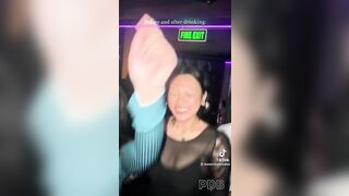 Mấy em gái nước ngoài đi bar xong vào toilet bú vú nhau - 1
