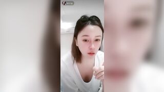 Gái xinh lộ vú trên live đầu ti thâm đen