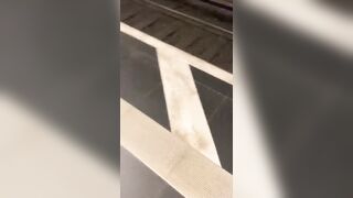 Bú cu ở hầm tàu điện đông người qua lại