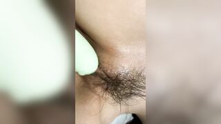 con bé hàng xóm nằm để a nghịch bướm
