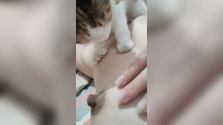 Gái xinh dâm dục cho mèo lồn bú vú, các bạn nữ nên học theo vì cực nứng 🥵🥵🥵 (2)