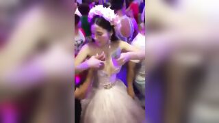Cô dâu cho quan khách sờ nắn vú để nhận thêm tiền mừng cưới