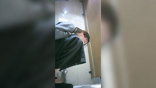 toilet 37 (nôn xong thì đái)