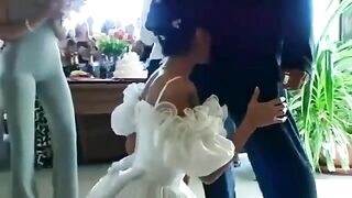 Bú cu chú rể trong lễ cưới đông họ hàng