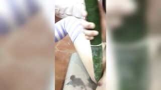em học sinh lấy dưa chuột thủ dâm sướng quá đái ra luôn