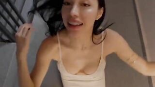 Đuaef trai ra cầu thang trung cư bú mút con cặc khủng dâm đãng kích thích