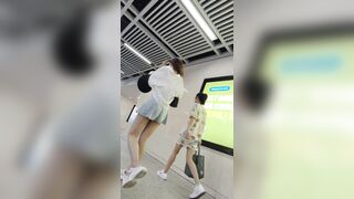 quay lén dưới váy mấy em xinh tươi đi dạo phố