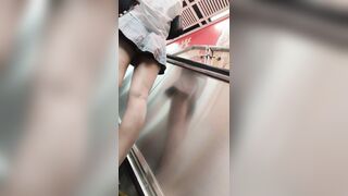 quay lén dưới váy mấy em xinh tươi đi dạo phố