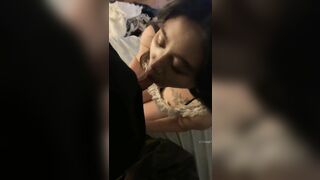 đi làm về là em bé yêu dấu chờ sẵn ở của để phục vụ