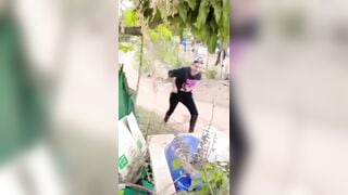 bắt gặp bà chị họ đang đi đái