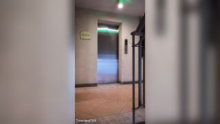 Dâm nữ đêm không ngủ ra sảnh trung cư khiêu dâm