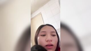 Cặp đôi trốn học vào nhà wc địt nhau