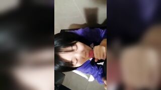 Đi siêu thị mà thèm quá nên lôi người yêu vào nhà vệ sinh bú cu luôn