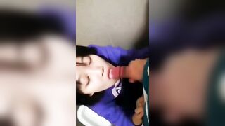 Đi siêu thị mà thèm quá nên lôi người yêu vào nhà vệ sinh bú cu luôn