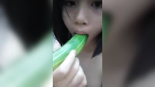 thái thùy linh nhét dưa chuột vào lồn