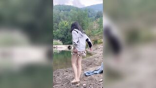 Nay em tắm suối cho mát khe