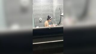 Em gái non tắm p3
