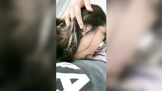 Tranh thủ bố mẹ vắng nhà a trai gạ bé em họ kính cận ngây thơ cởi quần ra bắt bú cu