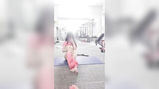 Vợ đi tập gym thủ dâm bị trai lạ phát hiện
