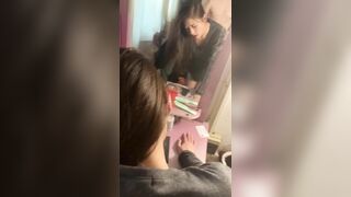 đỉ bé sinh viên loli trước gương trước lúc em đi chơi