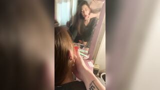 đỉ bé sinh viên loli trước gương trước lúc em đi chơi