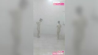 Biến thái liều mình trèo tường để quay lén các em lồn rậm đi tắm trg nhà tắm tập thể