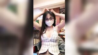 E teen Việt dâm nữ livetream show lồn public trong quán cf xém bị phát hiện