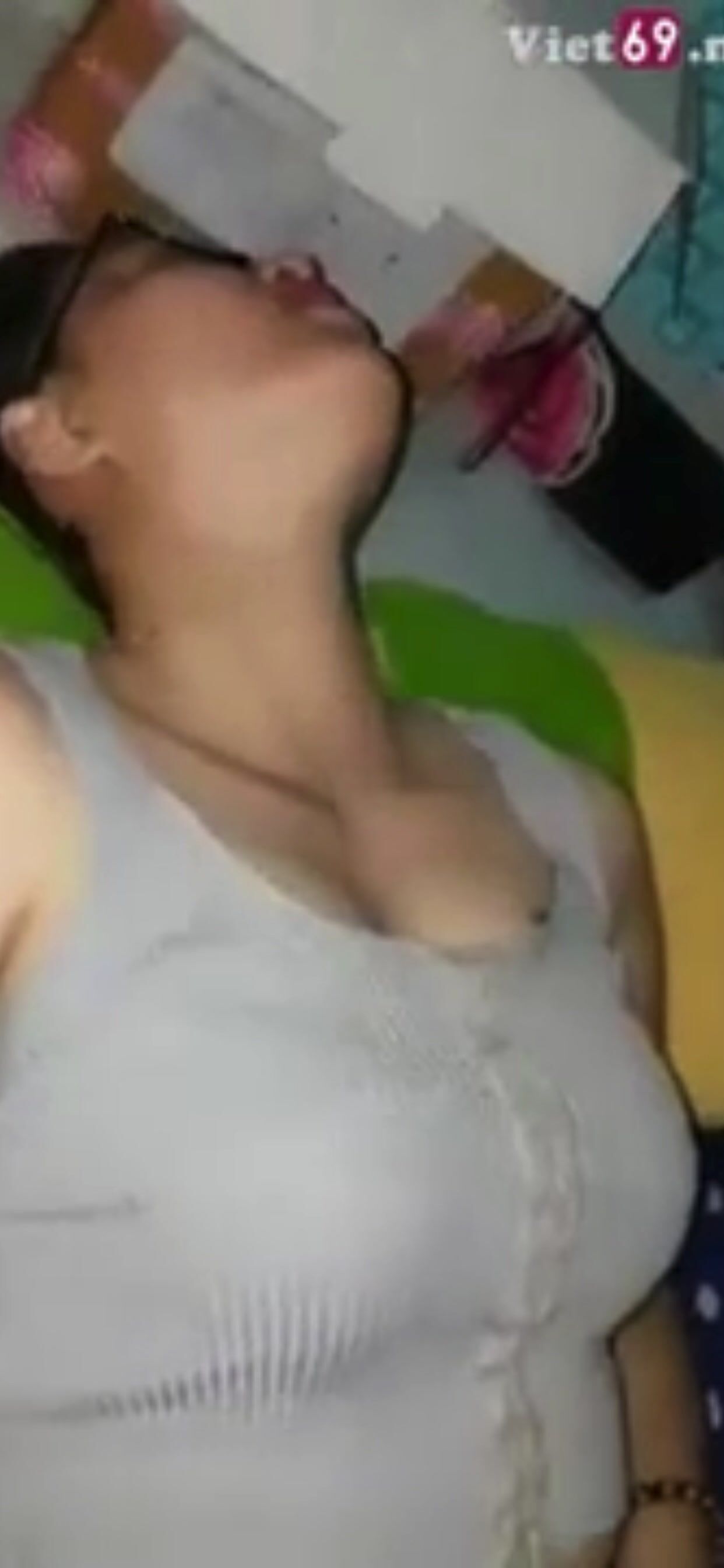 Chị gái chê ck địt k sướg chốn chồng vác lồn đi cho thằng e địt nó phê lên đỉnh luôn