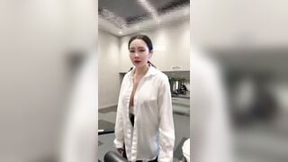 Gái xinh đi tập gym khoe vú to dâm đãng