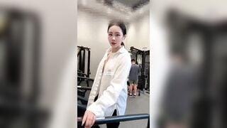 Gái xinh đi tập gym khoe vú to dâm đãng