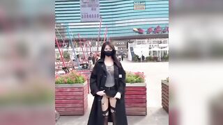 E teen học sinh Nhật dâm mới lớn nứng lồn show hàng móc lồn public giữa đường phố