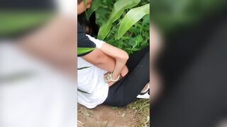 1 đám thanh niên dụ dỗ em học sinh ra sau trường tặng quà nhưng bị cả đám đè móc lồn