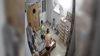 Hack cam quay lén gia đình kì lạ cứ khỏa thân khắp nhà kể cả có con nít p2