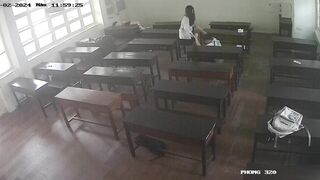 2 cặp học sinh vô tư tập tành địt nhau trong cả lớp học