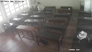 2 cặp học sinh vô tư tập tành địt nhau trong cả lớp học