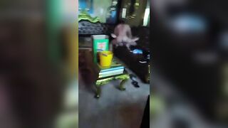 Địt em nhân viên trong phòng hát dâm đãng